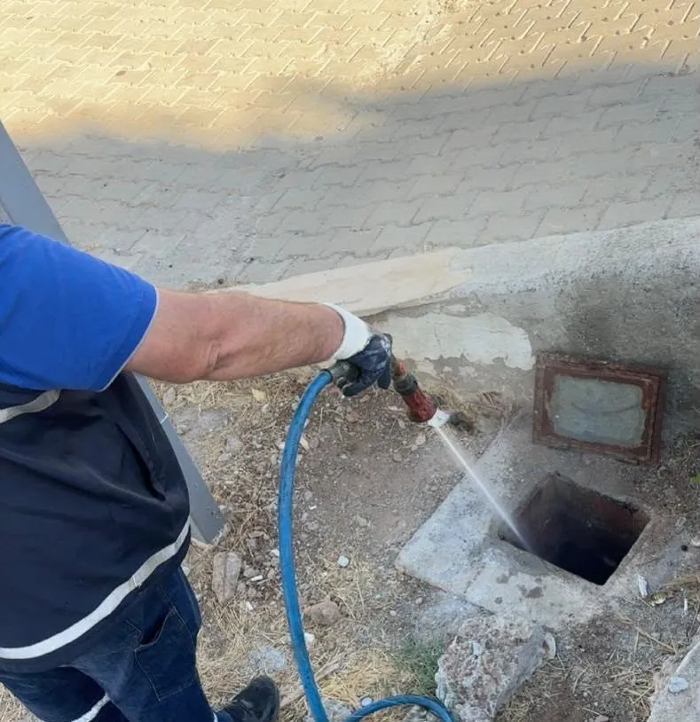Didim’de sinek ve haşere mesaisi: Belediye ekipleri rögarları mercek altına aldı