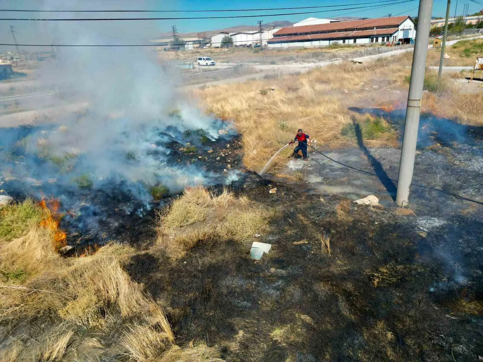 Bolvadin yolunda korkutan anız yangını: Sürücüler zor anlar yaşadı