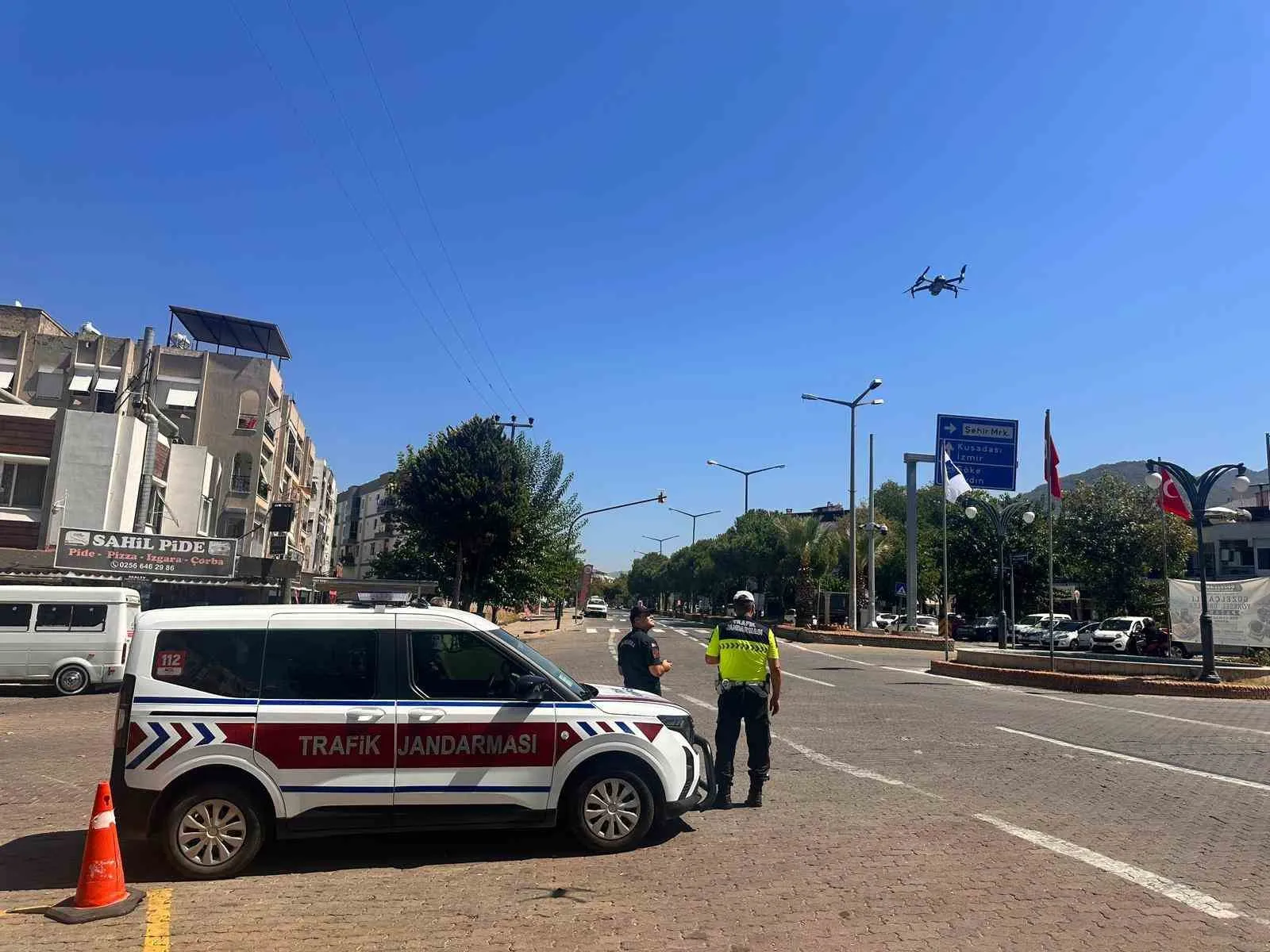Güzelçamlı trafiğinde gözler gökyüzünde: İhlallere drone ile yakın takip