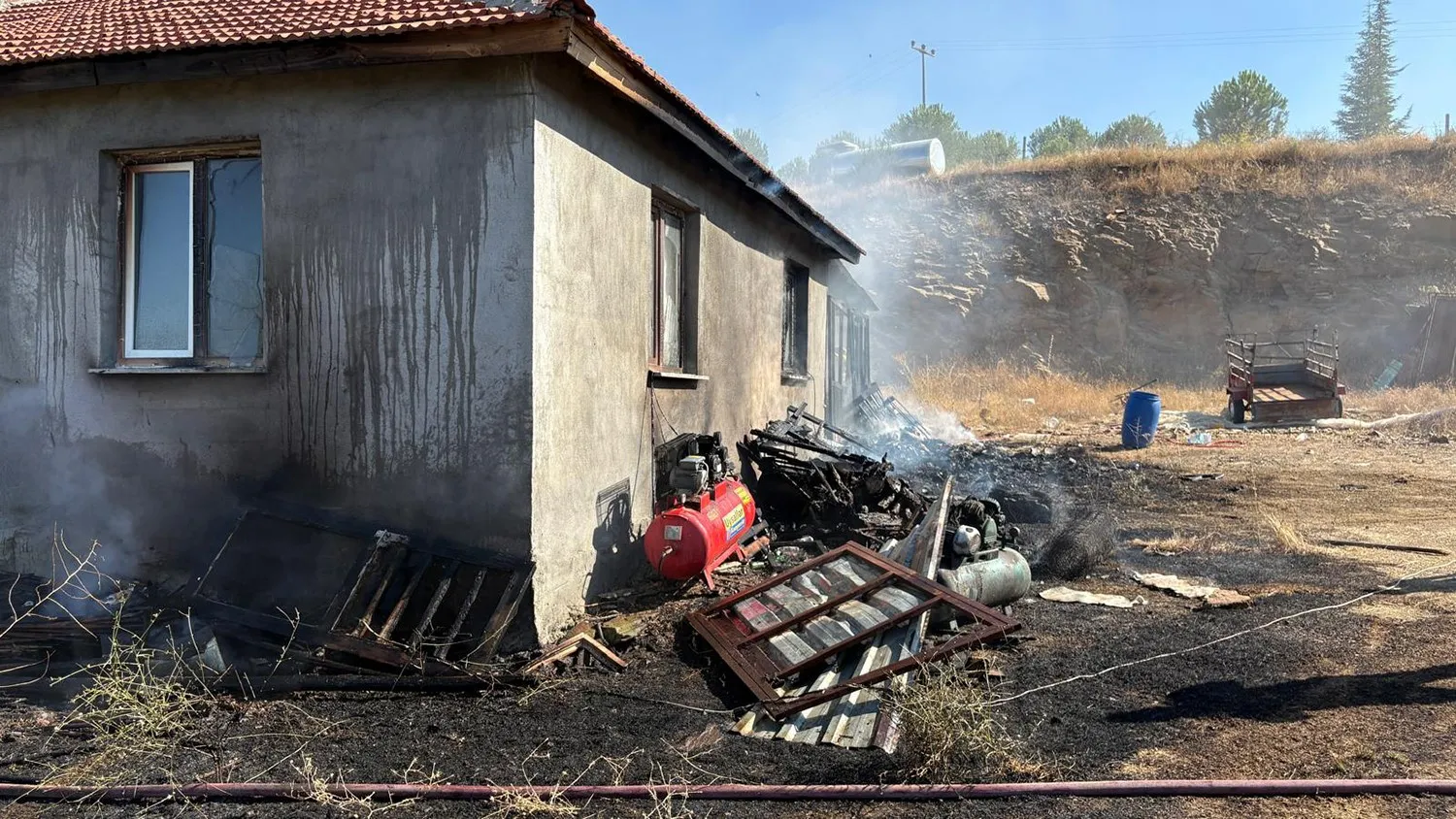 Kula’da alevler paniğe yol açtı: İtfaiye ekipleri felaketi önledi