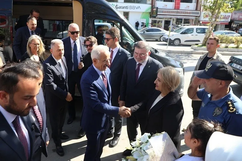 Menderes’in yol sorunu tarihe karışıyor: Bakan Uraloğlu’ndan kritik hamle
