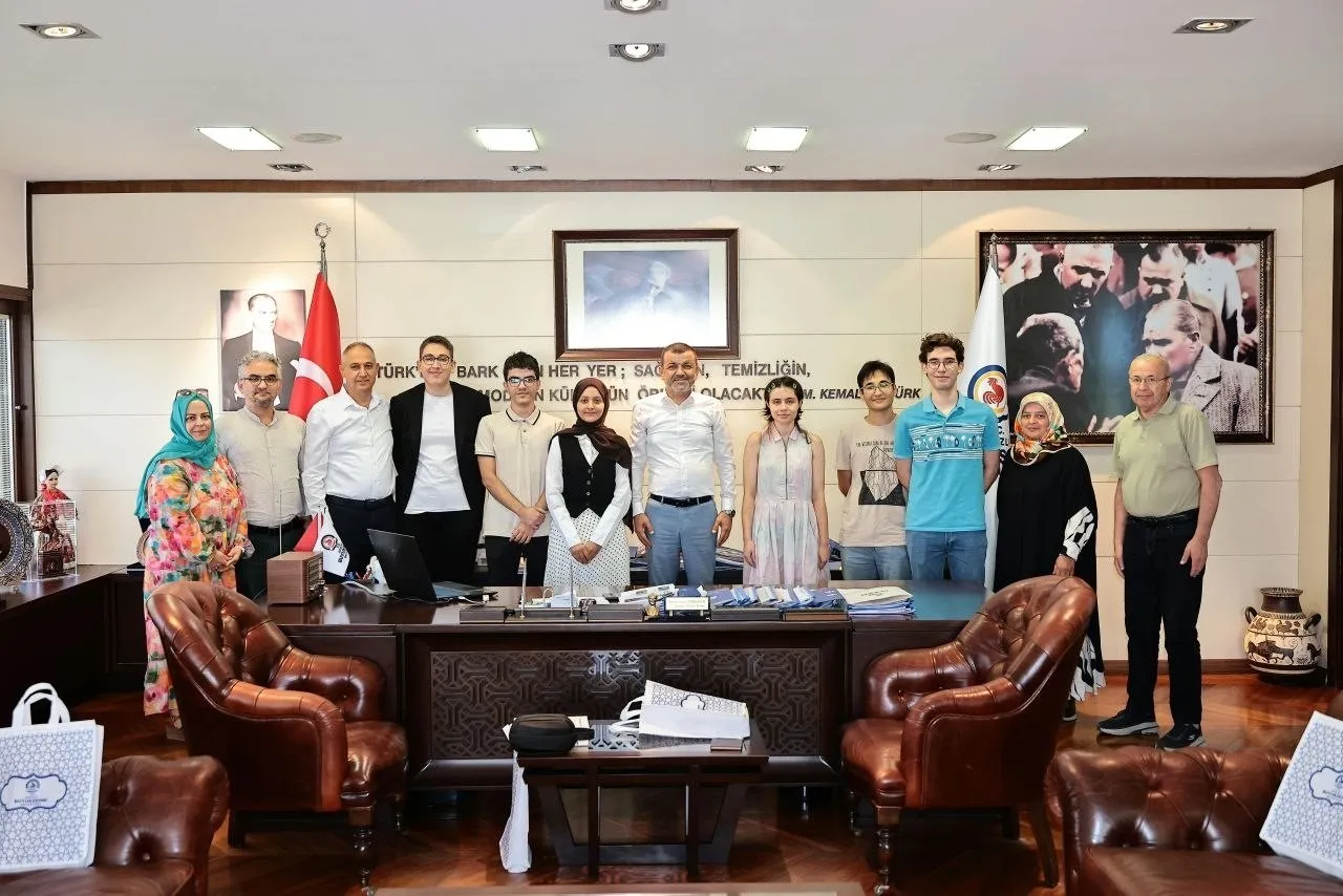 Denizli'nin genç yıldızları Başkan Çavuşoğlu'nun konuğu oldu: Başarıya anlamlı hediye