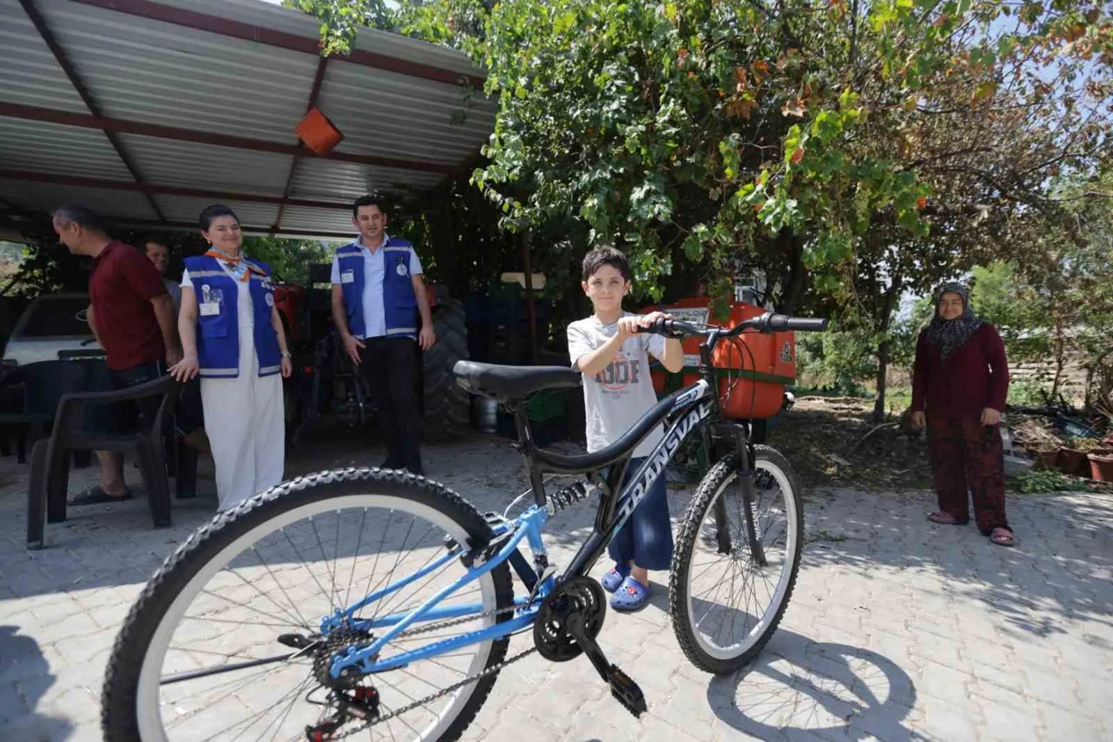 Bir bisikletten doğan iyilik hareketi: Yangınzede çocuklar yeniden gülümsedi