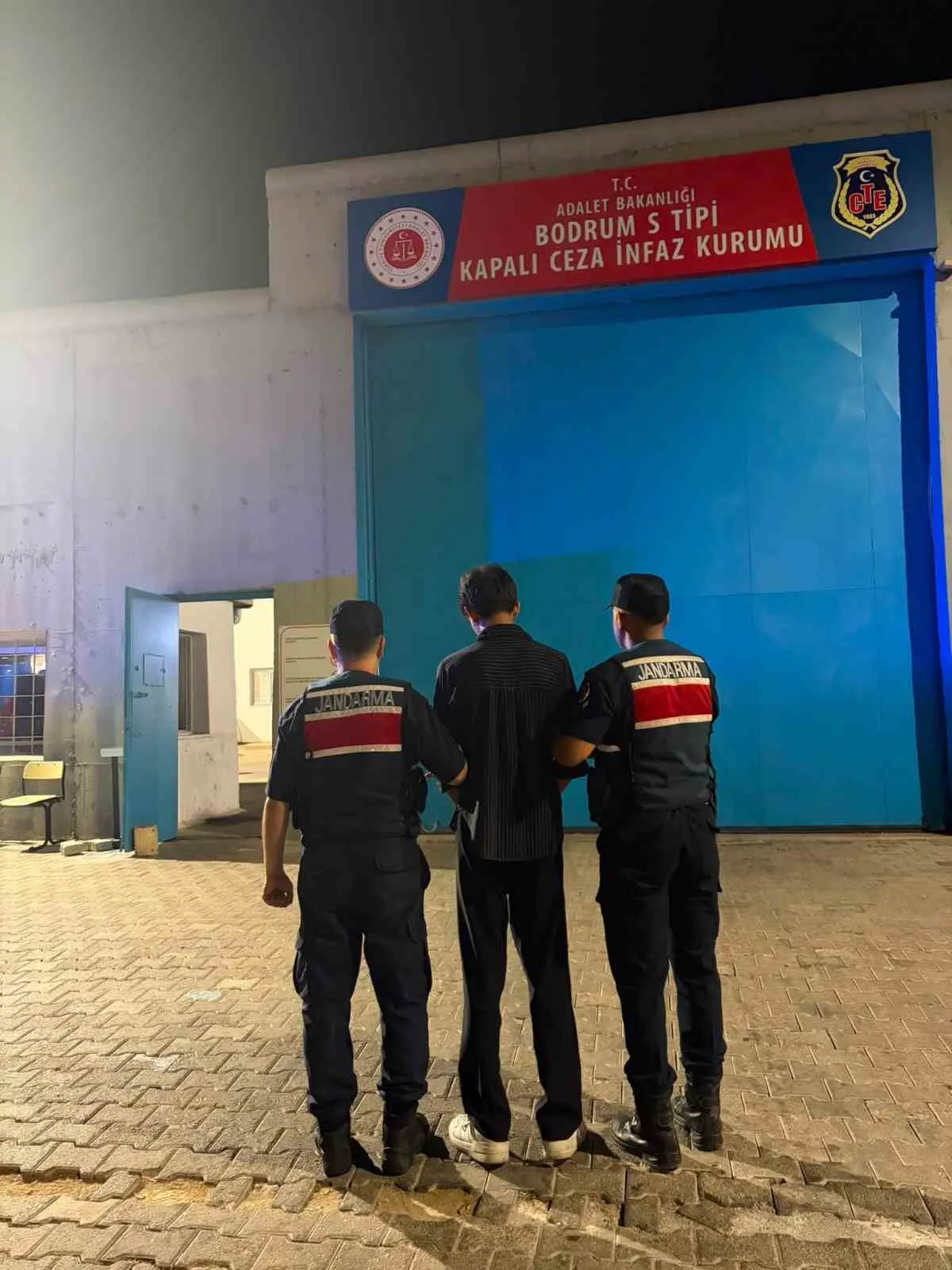 Bodrum'da zehir operasyonu: Eski avukat ve arkadaşları hakim karşısında tutuklandı
