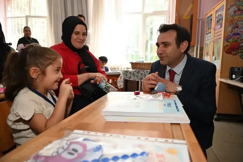 Aydın’da okulun ilk gününde miniklere sürpriz ziyaret: Müdürler sıralara oturdu
