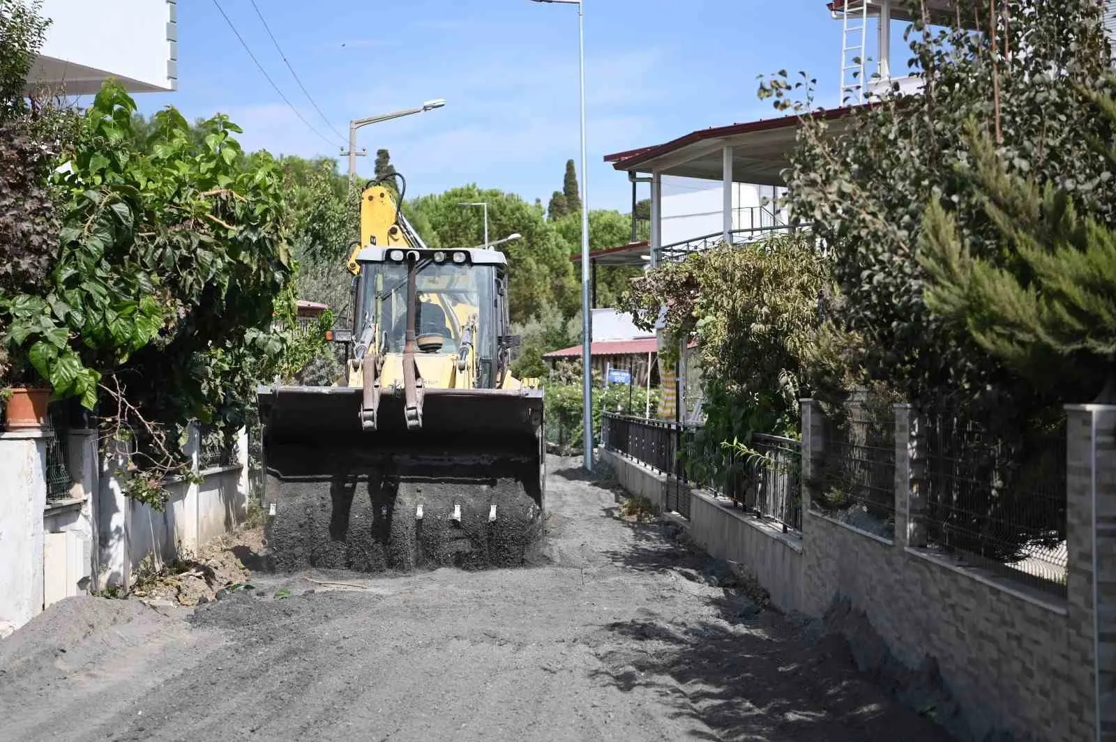 Kuşadası’nda üstyapı atağı: Karaova’da yollar modernleşiyor
