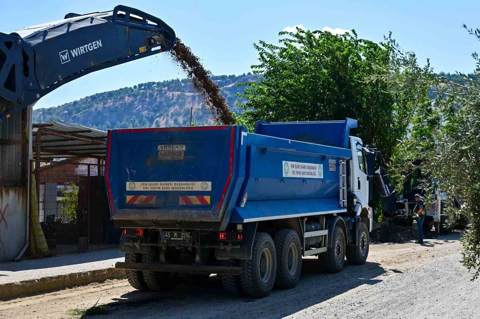 Gölmarmara'da yağmur çilesine son: NATO Caddesi'nde hummalı çalışma