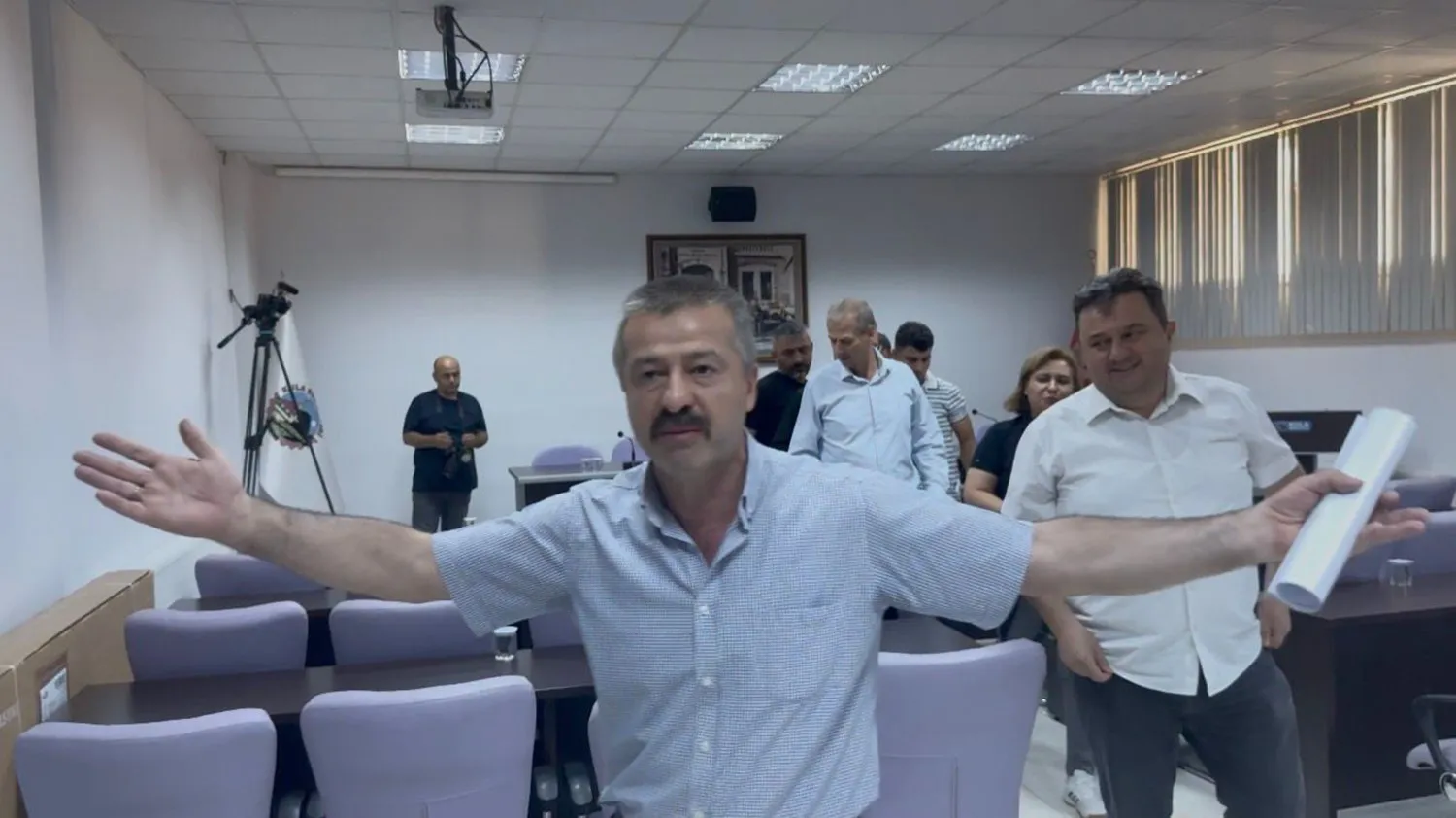 Kula’da meclis gerilimi: Spor salonu protokolü komisyon kapısında kilitlendi