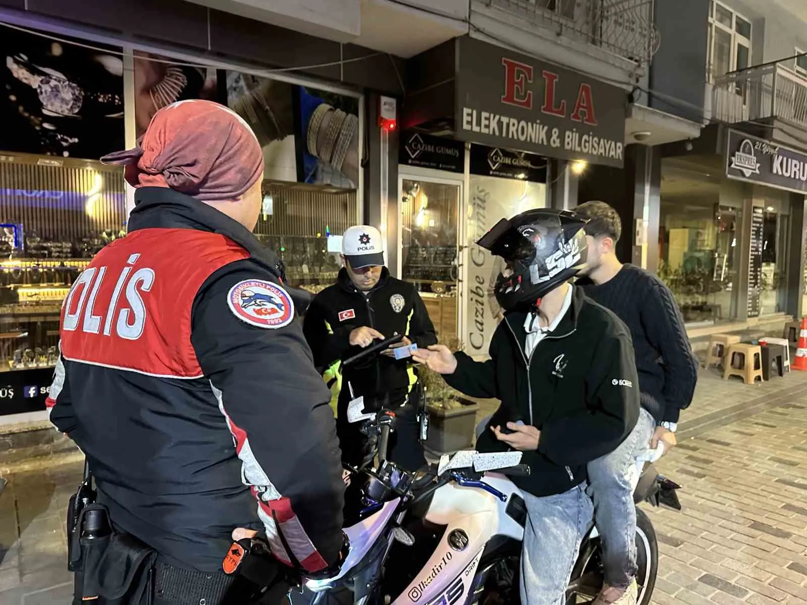 Uşak sokaklarında geniş çaplı denetim: 8 firari yakalandı, suç aletlerine el konuldu