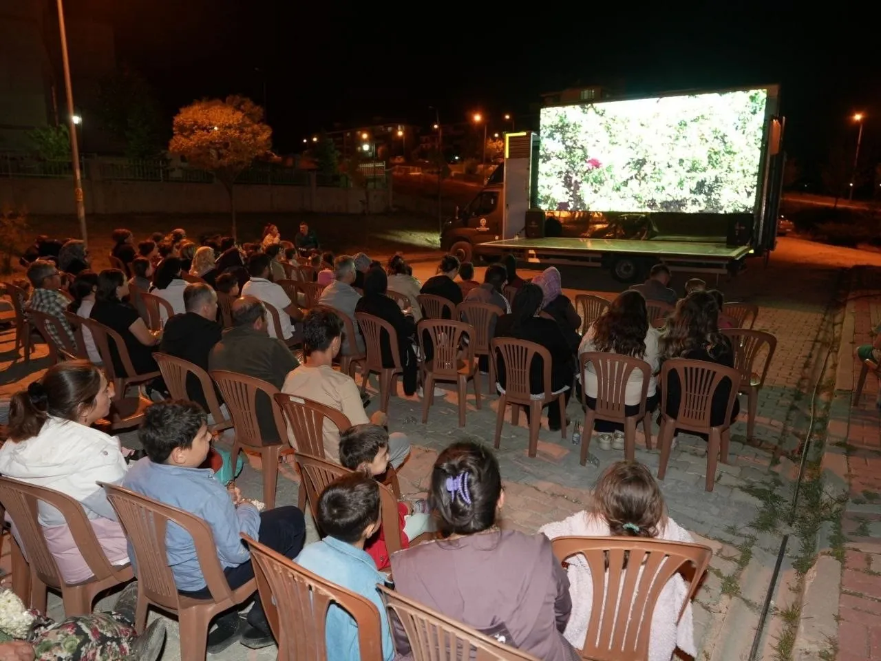 Denizli’de beyaz perde meydanlara indi: Eski günler yeniden canlandı