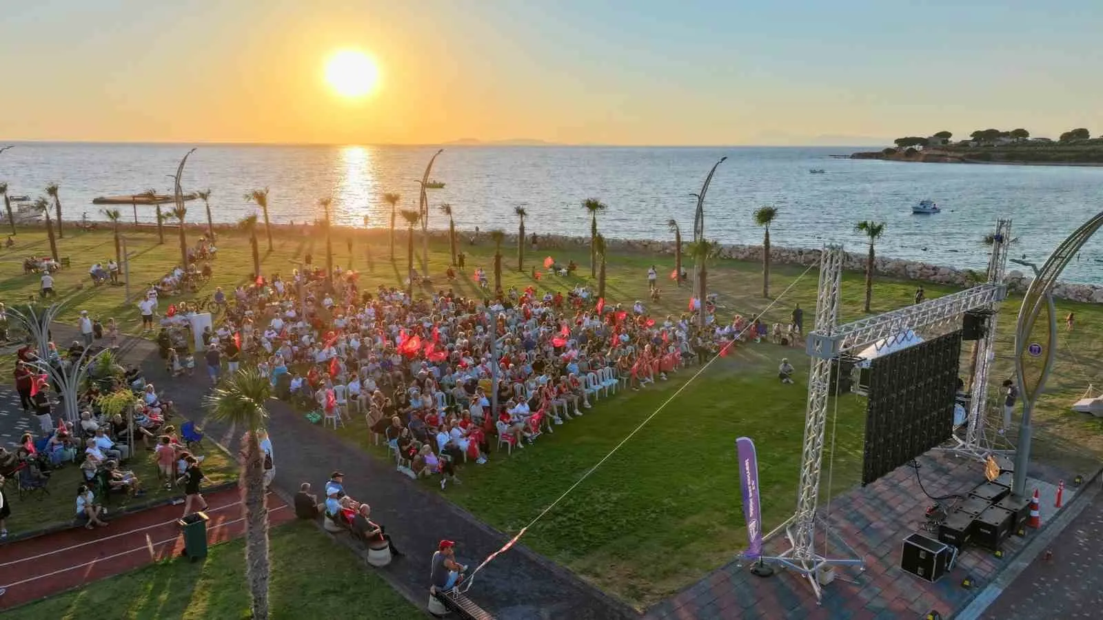 Didim'de dev ekranda şampiyonluk gururu: Başkan Gençay halkla omuz omuza