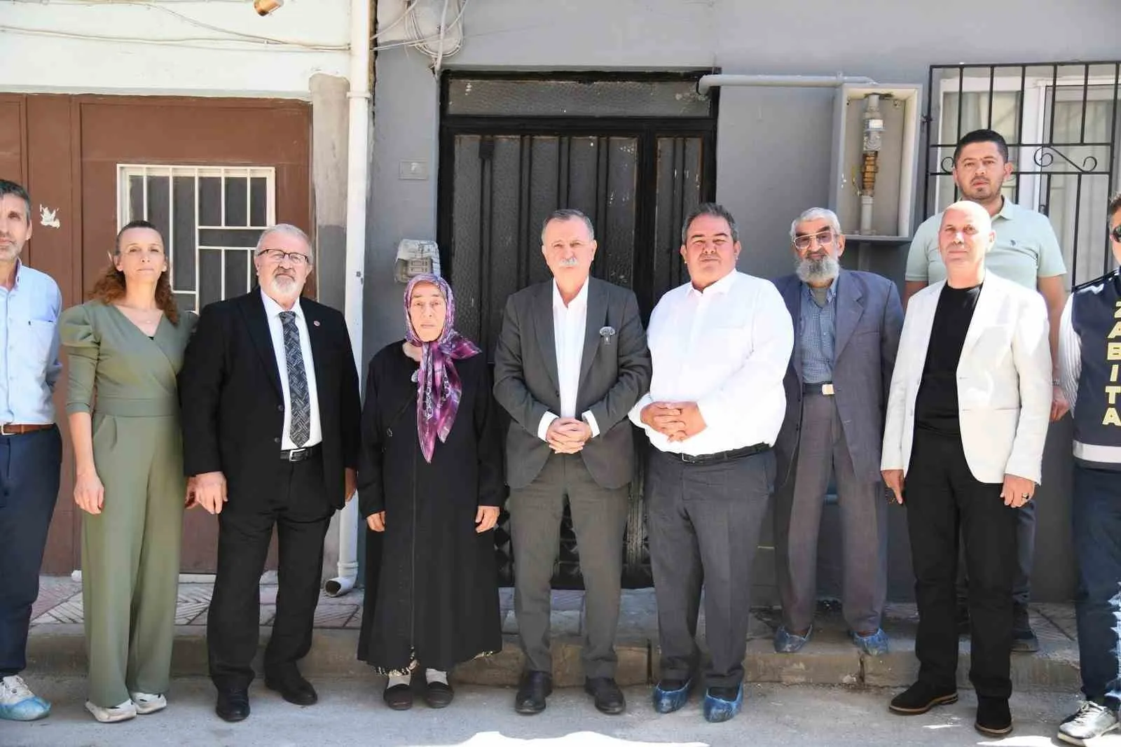 Kapısı açılamayan evden 35 ton atık çıktı: Arife Teyze için yepyeni bir başlangıç