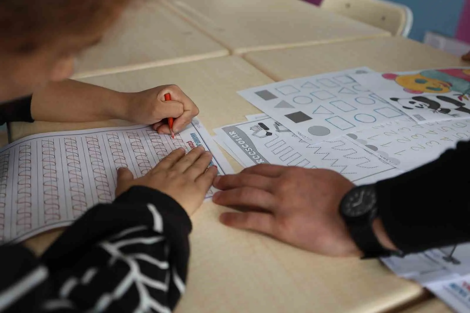 Şehzadeler’de engel tanımayan eller sanatla buluşuyor: 30 özel birey hayata renk katıyor