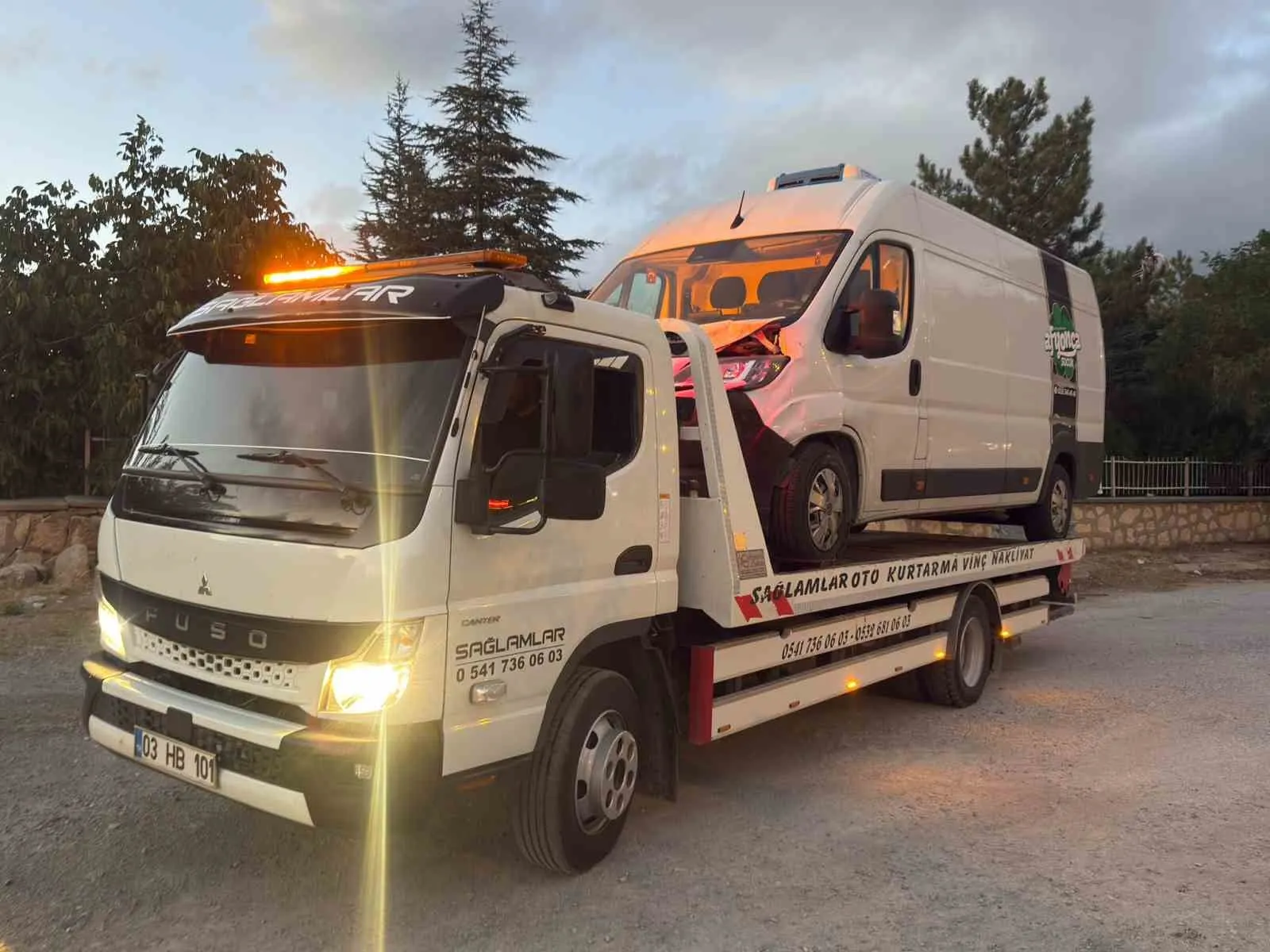Afyonkarahisar'da trafik kazası: İki araç hurdaya döndü