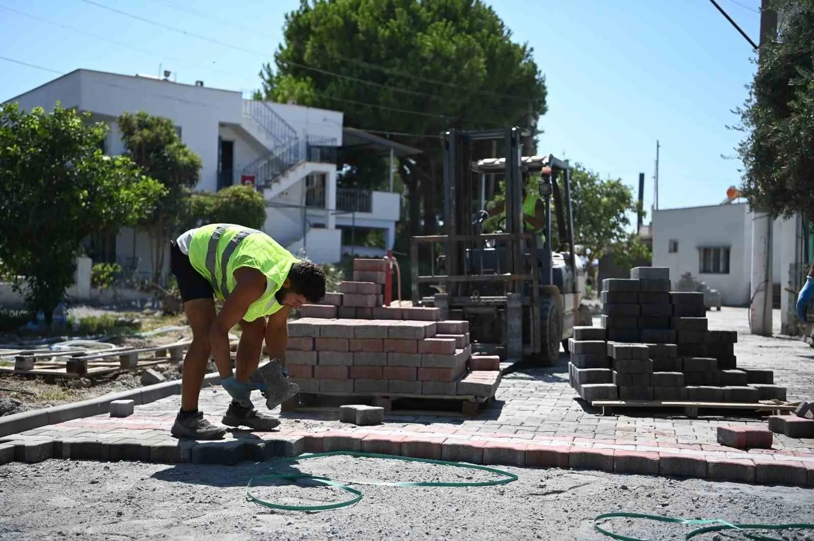 Kuşadası'nda hummalı çalışma: 68 noktada üstyapı seferberliği