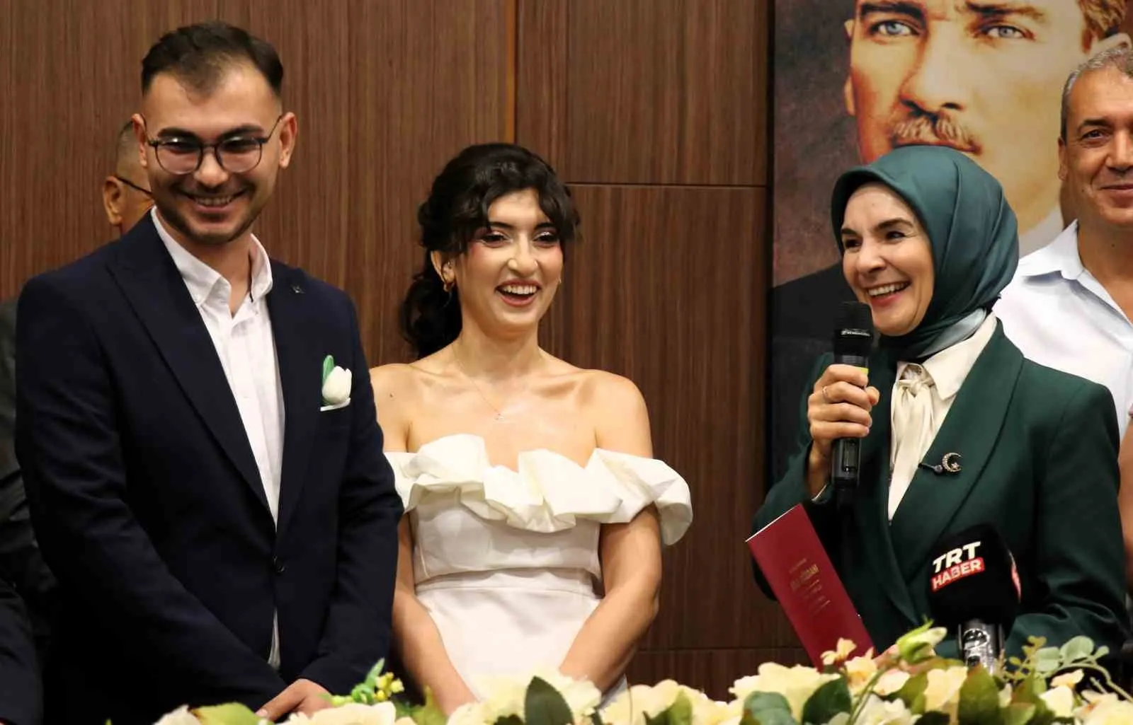 Genç çiftin en mutlu gününde Bakan Göktaş sürprizi: Devletin desteğiyle yuva kurdular
