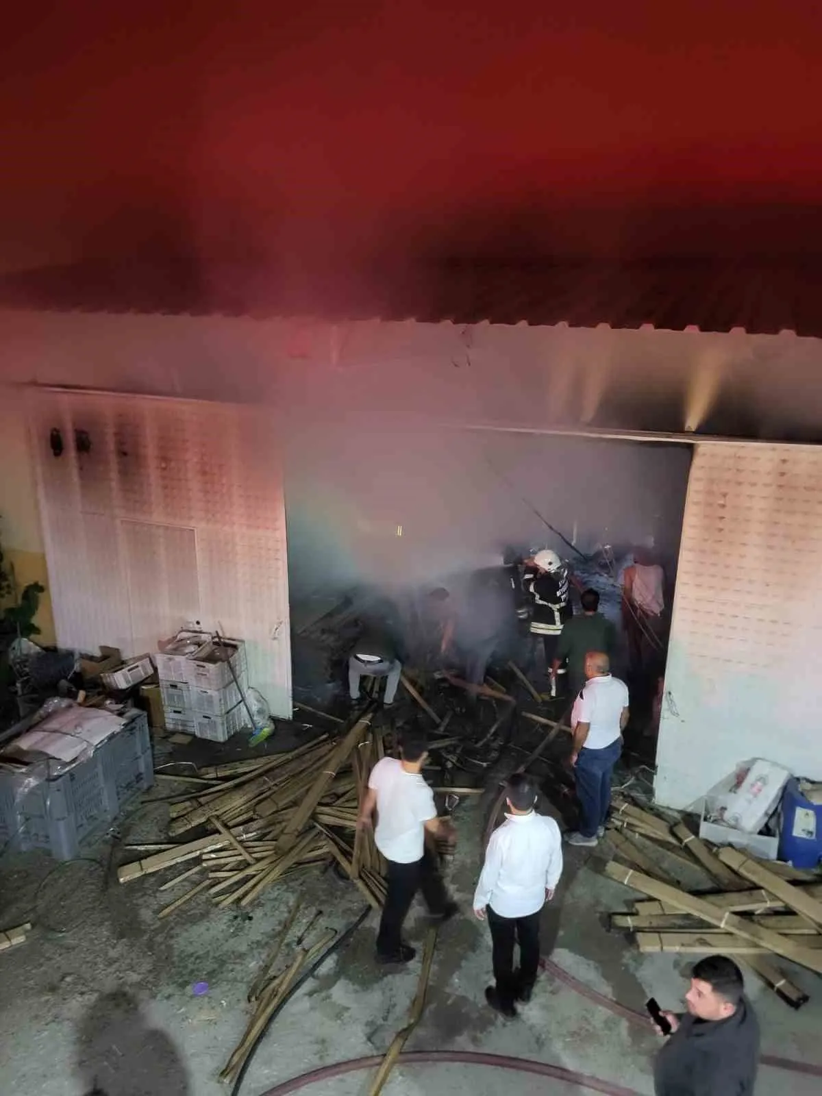 Sultanhisar'da geceyi aydınlatan alevler: Depo kullanılamaz hale geldi