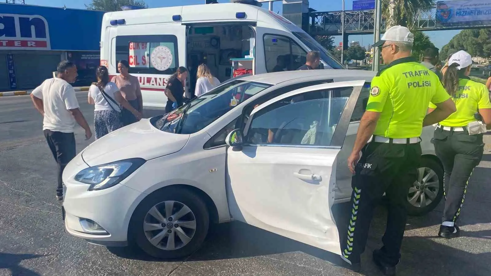 Efeler'de sabah trafiğinde korkutan kaza: İki kişi hastanelik oldu